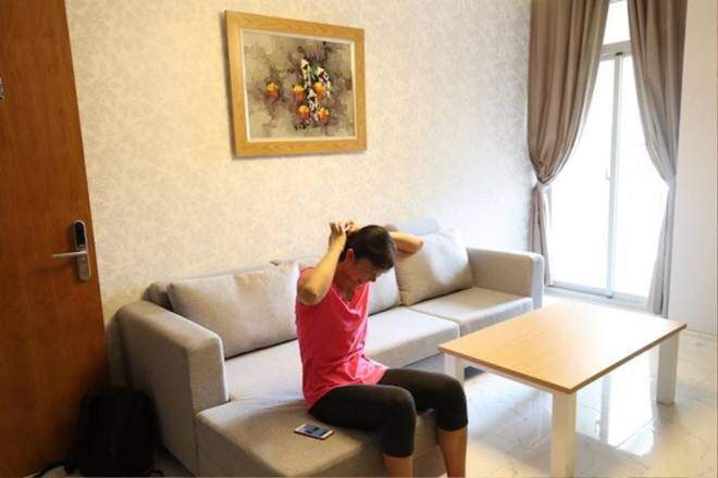 Phòng khách với bộ bàn sopha đơn giản. "Tôi cảm thấy rất hạnh phúc. Căn nhà đẹp hơn tôi tưởng tượng. Trước đây, tôi chưa từng nghĩ đến việc được sở hữu một căn nhà cho riêng mình sớm như vậy. Căn hộ này là tài sản có giá trị về vật chất cũng như tinh thần rất lớn đối với bản thân tôi”, Ánh Viên bộc bạch tại thời điểm nhận nhà.