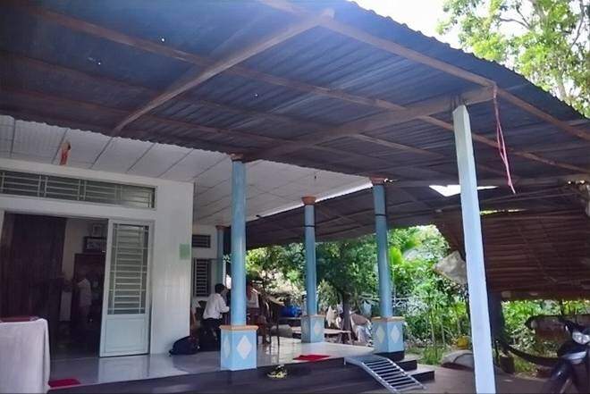 Trong khi đó, Ánh Viên cũng gửi tiền về để xây một ngôi nhà kiên cố cho ông bà, bố mẹ ở quê với kiến trúc quen thuộc, nằm tại ấp Ba Cao (xã Giai Xuân, huyện Phong Điền, thành phố Cần Thơ).