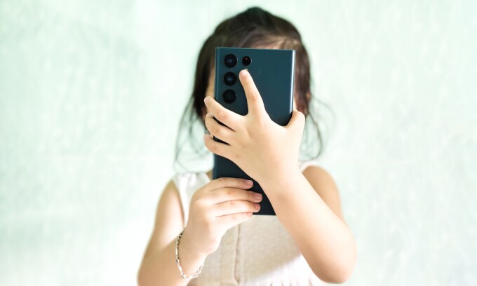 Một trẻ đang sử dụng smartphone. Ảnh: Bảo Lâm