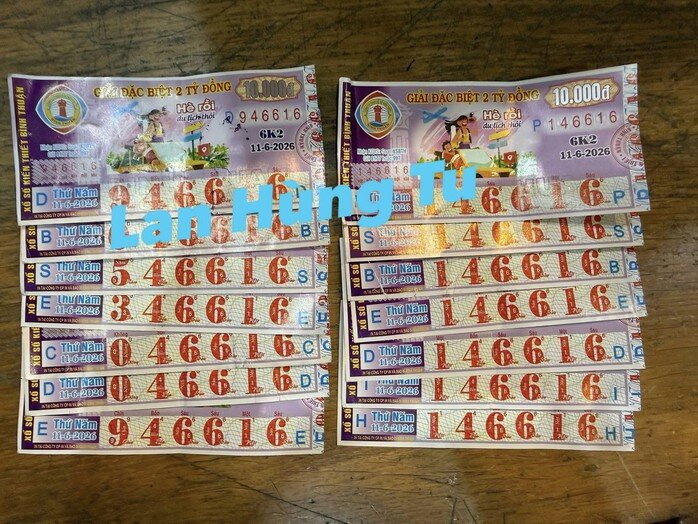 Giải độc đắc và giải an ủi của vé số Bình Thuận được khách hàng đến đổi thưởng "lại rai" ở tỉnh Tây Ninh. Ảnh: ĐLVS Lan Hùng Tú