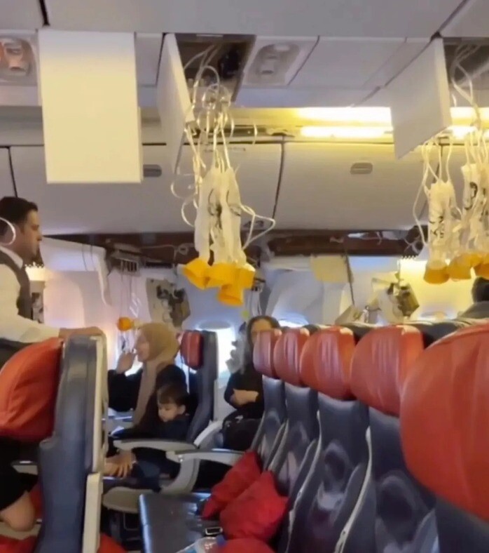 Sau cú va chạm, bên trong khoang lái, hệ thống mặt nạ dưỡng khí tự động rơi xuống, các ngăn hành lý phía trên bung ra và nhiều mảng trần cabin bị vỡ vụn. Ảnh: East2West.