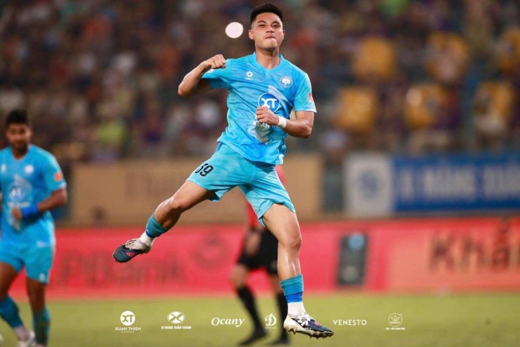 Lâm Ti Phông cùng Đông Á Thanh Hóa giành Cúp quốc gia 2023, 2023/24, Siêu cúp quốc gia 2023. Đồng thời, anh cũng vô địch V.League 2024/25 trong màu áo Thép xanh Nam Định. Ảnh: Thép xanh Nam Định.