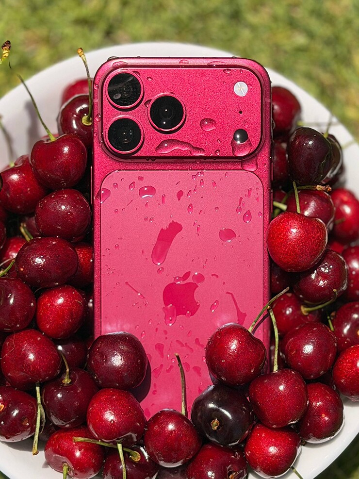 Một số cái nhìn "đời thường" của màu&nbsp;Dark Cherry trên nguyên mẫu&nbsp;iPhone 18 Pro rò rỉ.