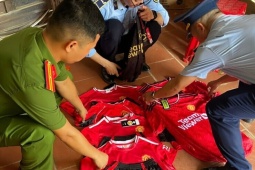 Người phụ nữ bị xử phạt vì bày bán 7 bộ quần áo giả nhãn hiệu Manchester United