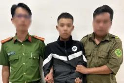 Bắt đối tượng mang kiếm tấn công cha ruột, ném 'bom xăng' vào công an