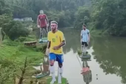 Cổ động viên Ấn Độ mang Messi, Ronaldo, Neymar ra ruộng