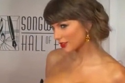 Ca sĩ Taylor Swift diện váy xẻ cao gợi cảm, lập kỷ lục ở tuổi 37