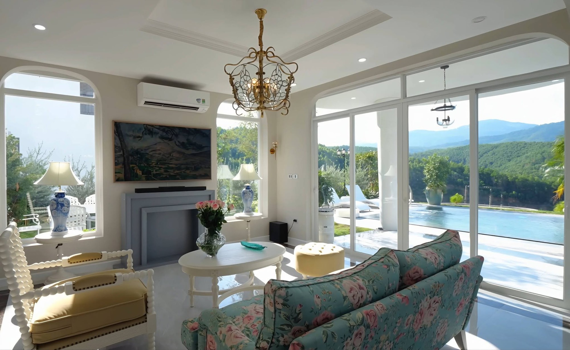 Biệt thự nghỉ dưỡng đẹp nên thơ của nam thần phim giờ vàng ở Phú Thọ, rộng khoảng 600m2 tại Phú Thọ. Đây là nơi cả gia đình thường về nghỉ ngơi vào dịp cuối tuần. Căn biệt thự nằm giữa không gian xanh mát, có hồ bơi ngoài trời và tầm nhìn hướng núi, mang đến cảm giác chẳng khác nào một khu resort cao cấp.