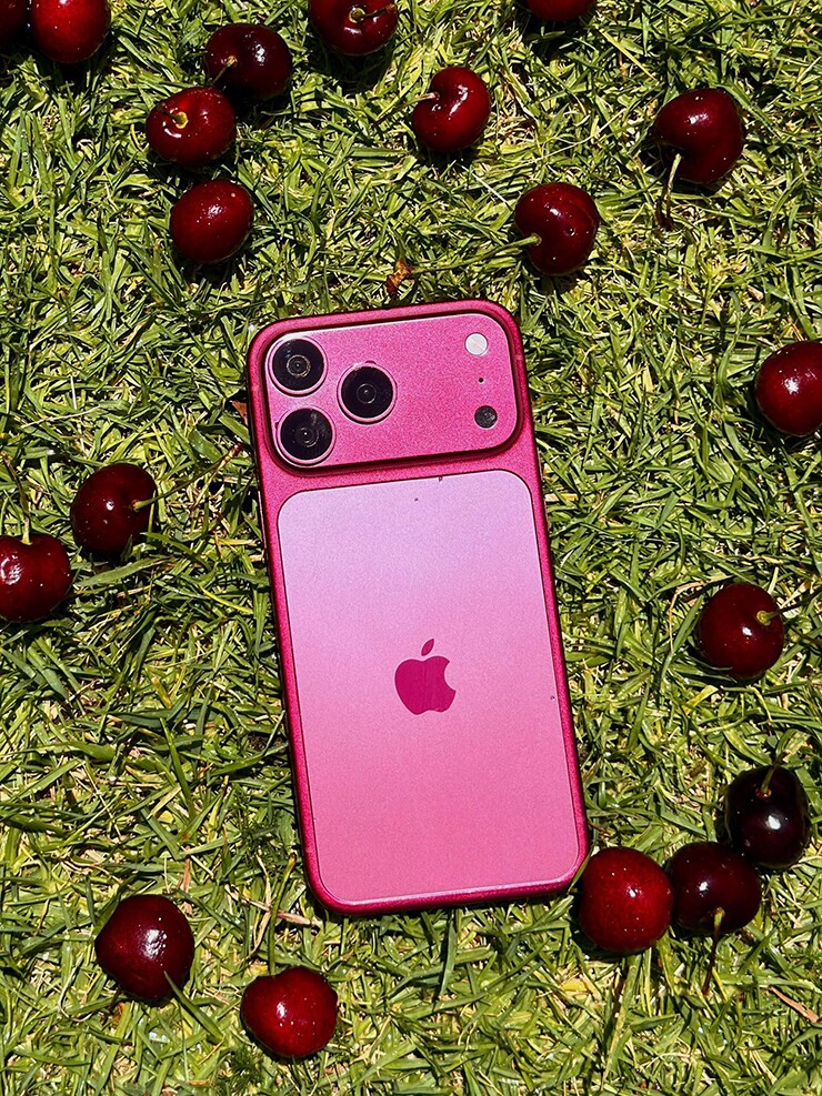 Một số cái nhìn "đời thường" của màu&nbsp;Dark Cherry trên nguyên mẫu&nbsp;iPhone 18 Pro rò rỉ.