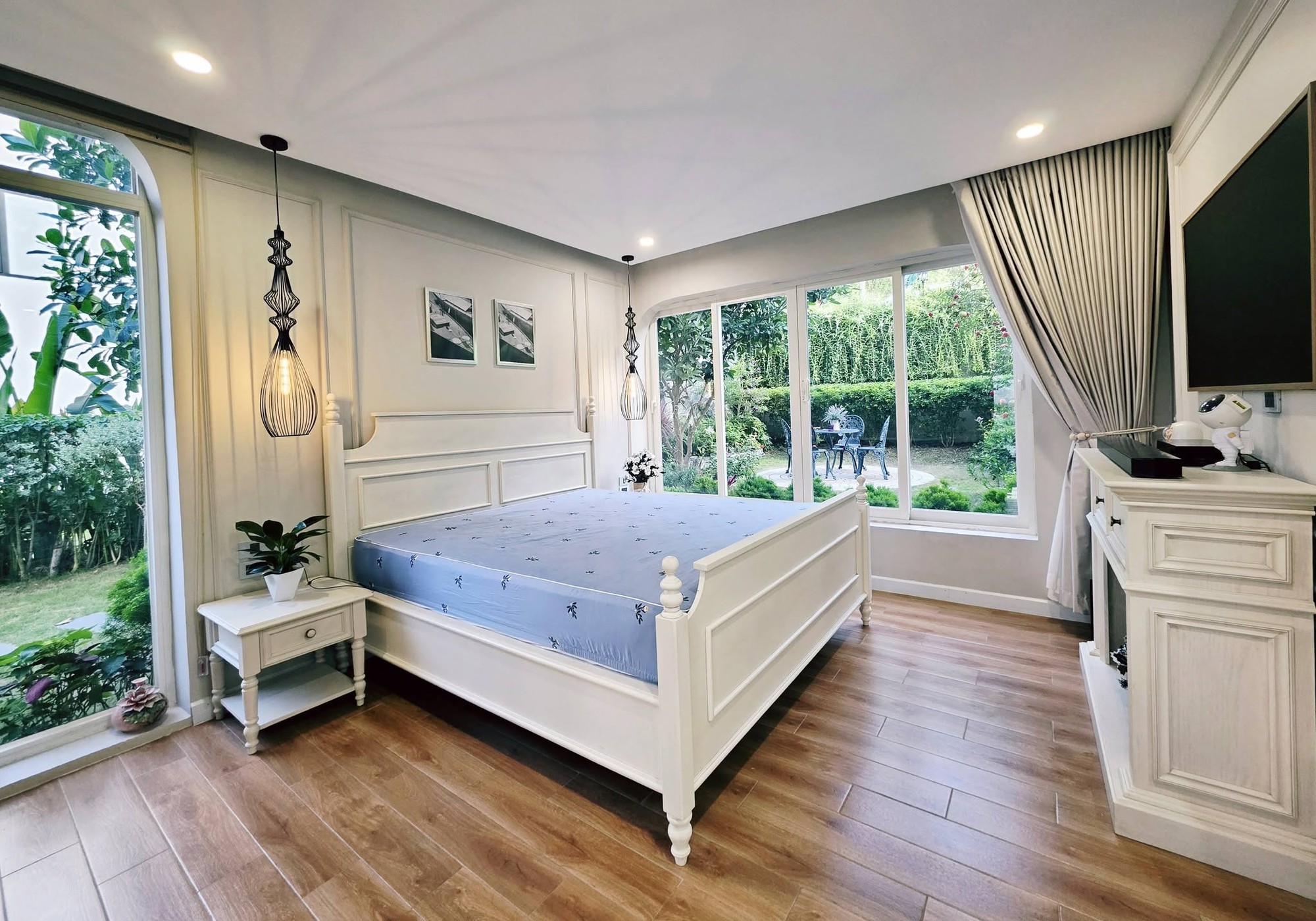 Biệt thự nghỉ dưỡng đẹp nên thơ của nam thần phim giờ vàng ở Phú Thọ, rộng khoảng 600m2 tại Phú Thọ. Đây là nơi cả gia đình thường về nghỉ ngơi vào dịp cuối tuần. Căn biệt thự nằm giữa không gian xanh mát, có hồ bơi ngoài trời và tầm nhìn hướng núi, mang đến cảm giác chẳng khác nào một khu resort cao cấp.