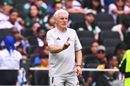 Tranh cãi khai mạc World Cup: HLV Nam Phi tố trọng tài rút thẻ đỏ quá nặng