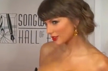 Ca sĩ Taylor Swift diện váy xẻ cao gợi cảm, lập kỷ lục ở tuổi 37
