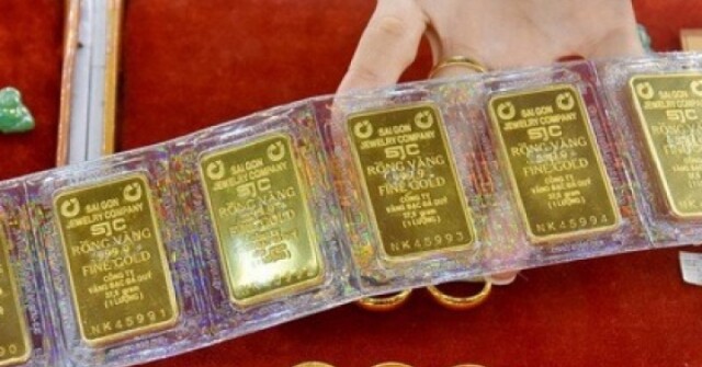 Có 1 tỉ đồng, nên mua vàng hay gửi tiết kiệm để có lãi tốt hơn?