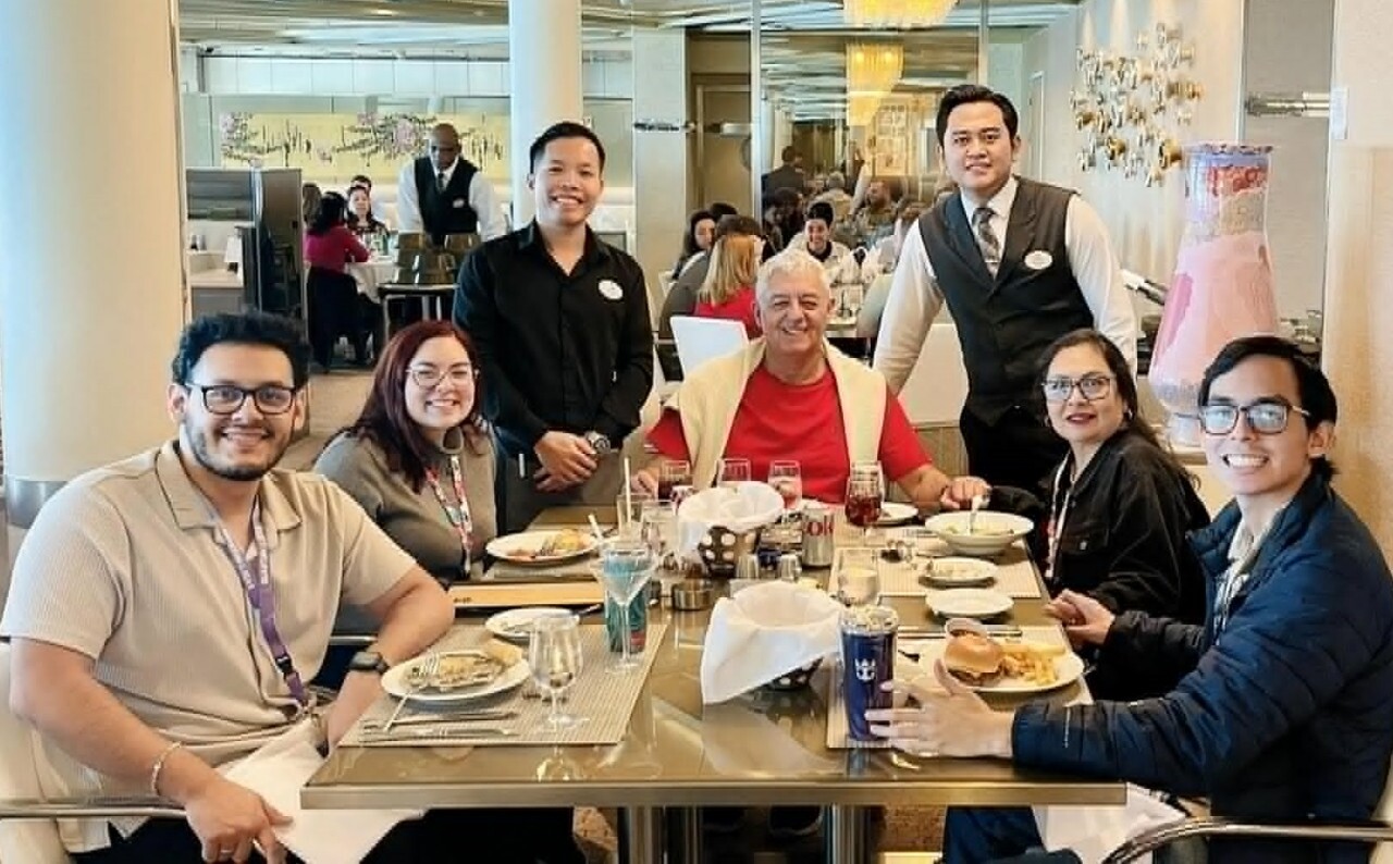 Anh phục vụ buffet , pizza, room service cho khách và khoảng 1.400 nhân viên làm việc trên du thuyền