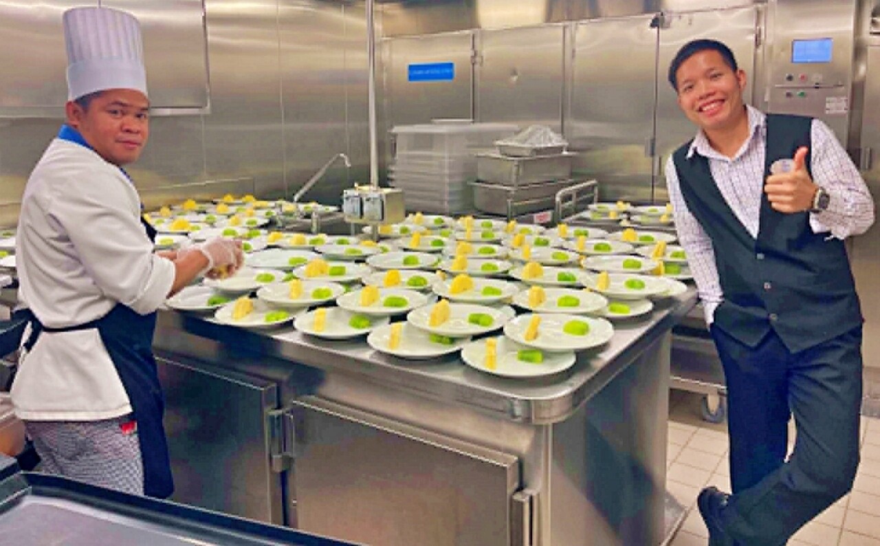 Anh phục vụ buffet , pizza, room service cho khách và khoảng 1.400 nhân viên làm việc trên du thuyền