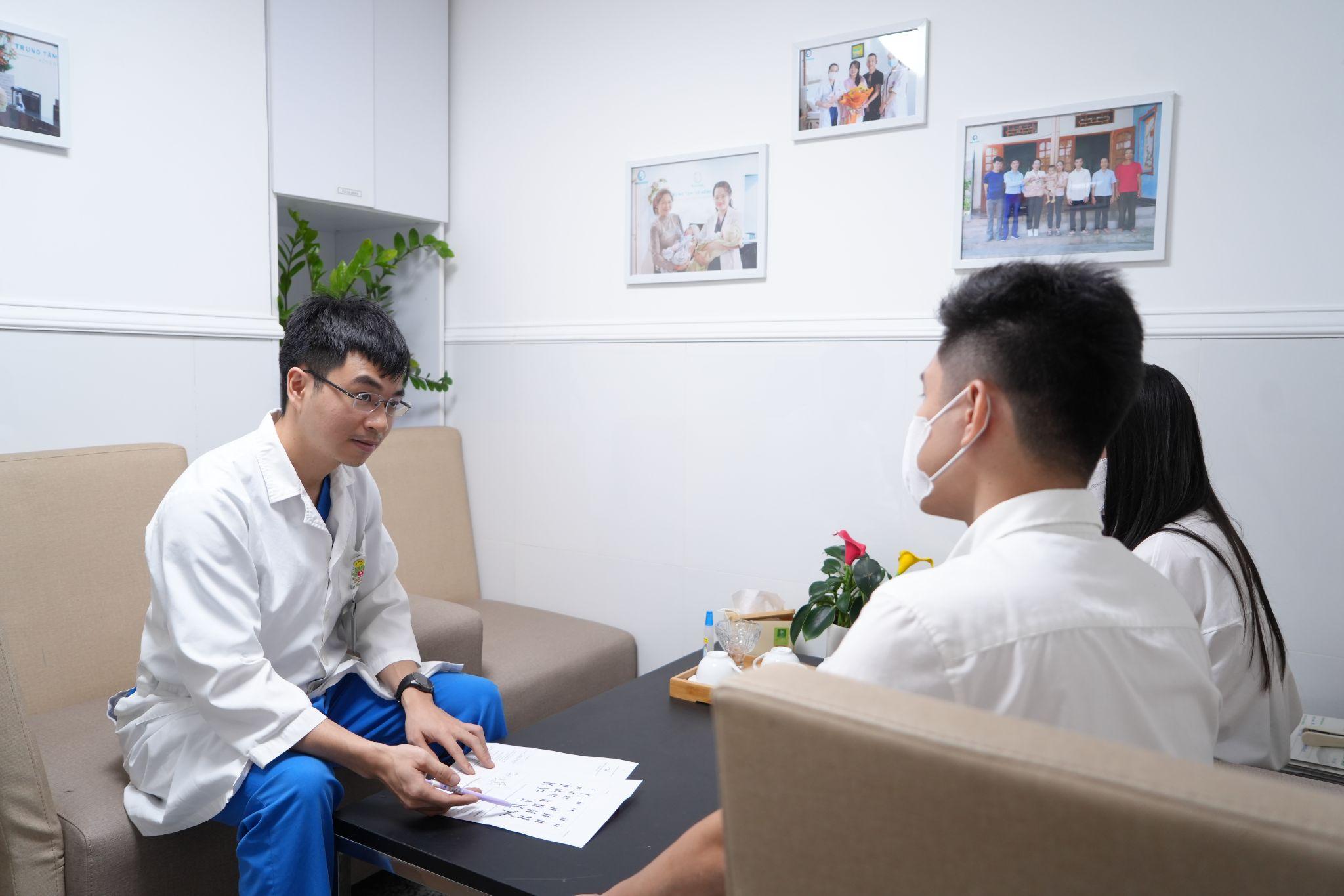 Vợ chồng anh Nam đến thăm khám tại Trung tâm IVF Hồng Ngọc Yên Ninh