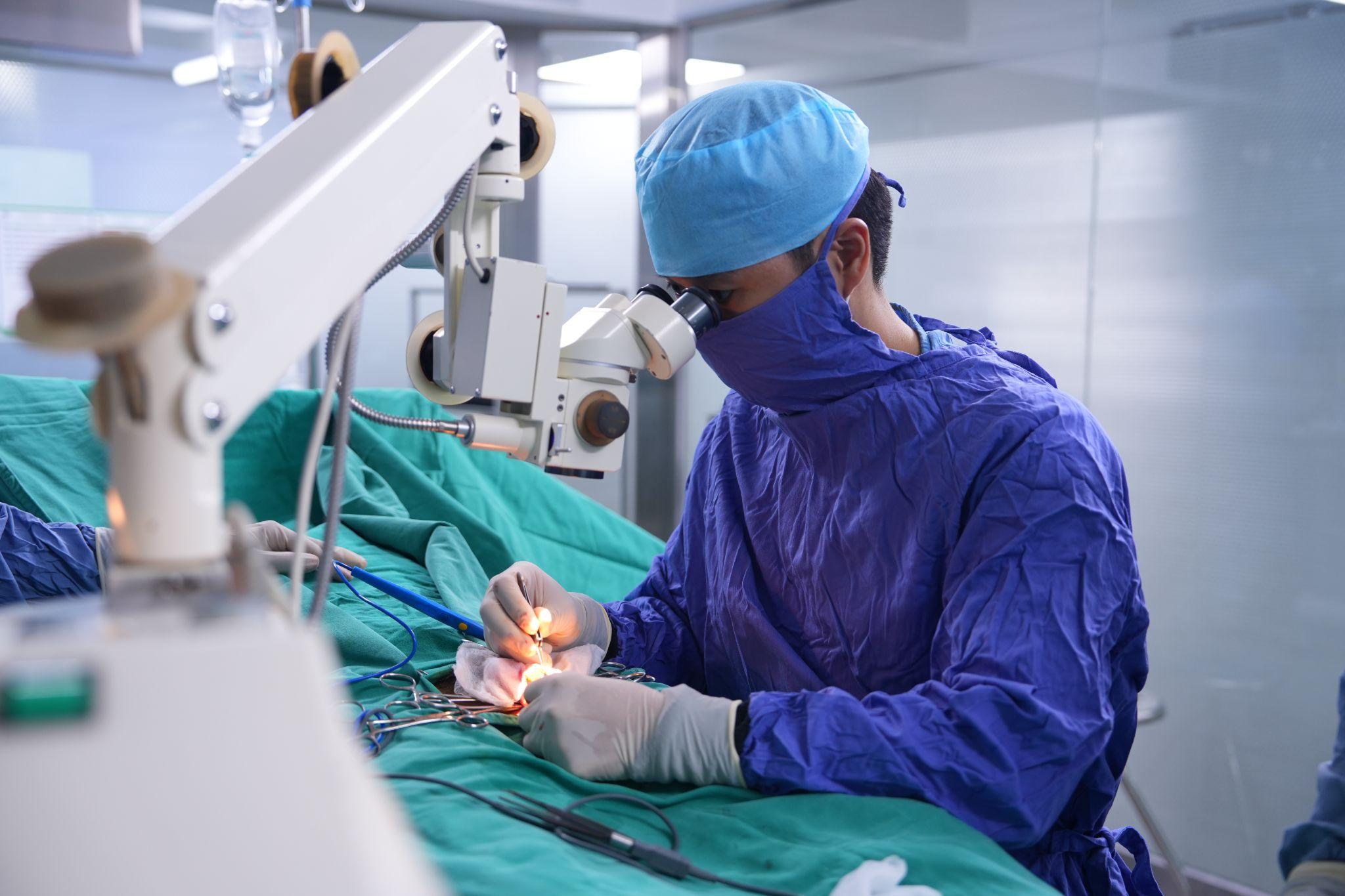 MicroTESE là kỹ thuật vi phẫu tìm tinh trùng dưới kính hiển vi phóng đại