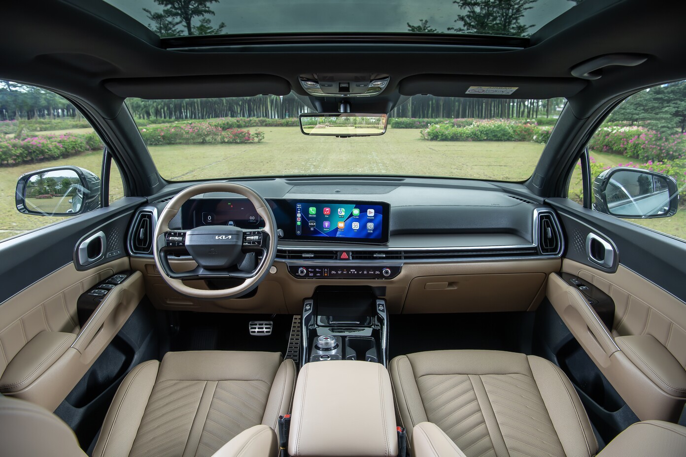 Bên trong, Kia New Sorento Hybrid tiếp tục duy trì cấu hình 7 chỗ ngồi.