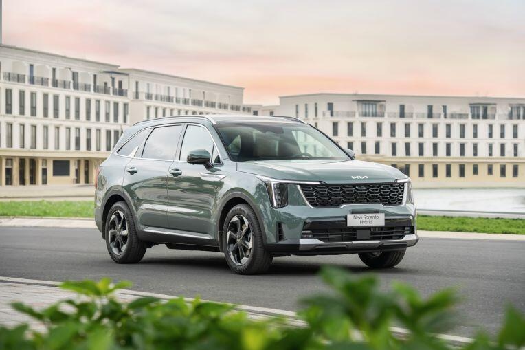 Kia New Sorento Hybrid sở hữu diện mạo được tinh chỉnh theo ngôn ngữ thiết kế mới.