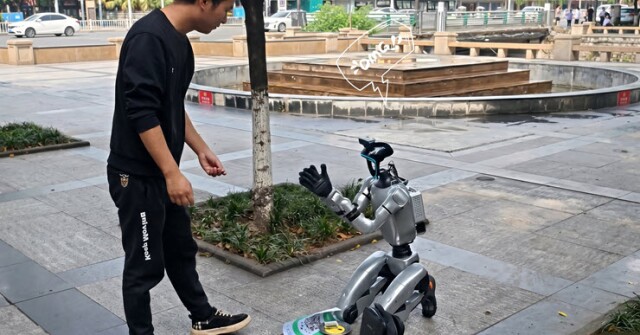 Chuyện lạ: Robot nhân hình ra đường... "ăn xin" bằng mã QR