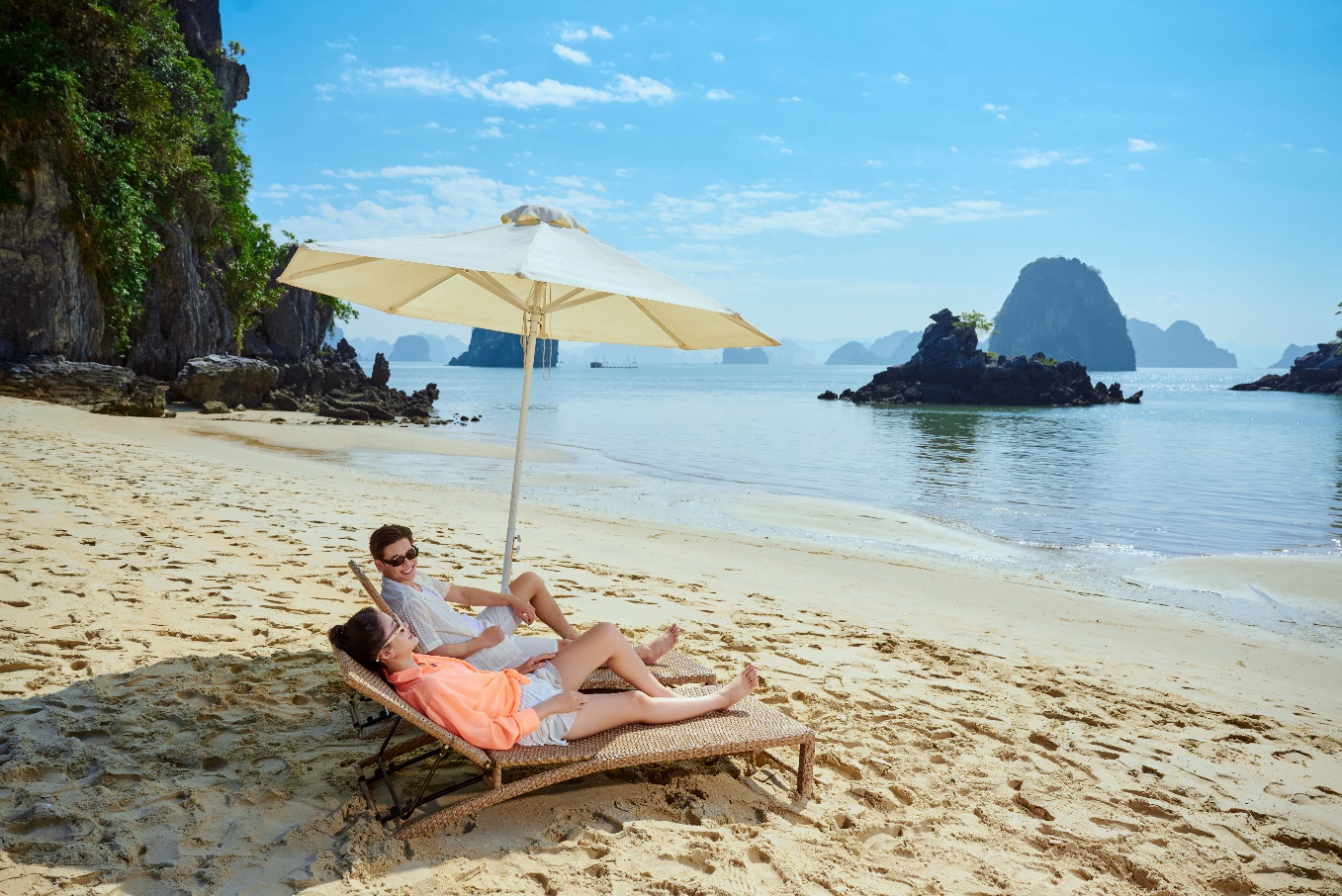 Tận hưởng không gian nghỉ dưỡng riêng tư trên các đảo là đặc quyền của du khách tại hải trình “The Beauty of Vân Đồn”. Ảnh – Everland Group