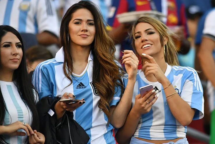 ĐT Argentina có fan nữ xinh đẹp nhất World Cup, fan tuyển Anh chỉ xếp thứ 10
