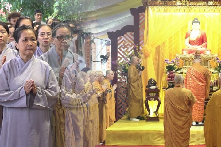 Hàng nghìn người dự lễ cầu siêu liệt sĩ ở công viên Lê Thị Riêng