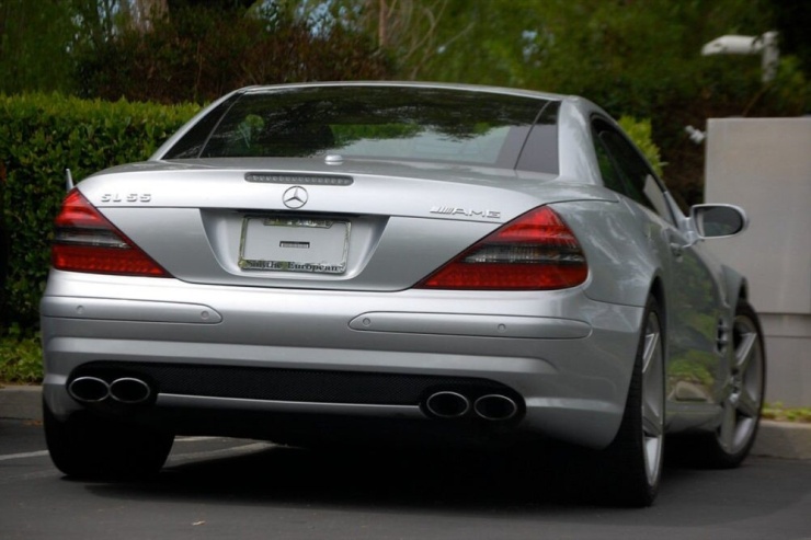 Chiếc Mercedes-Benz SL55 AMG màu bạc không biển số của Steve Jobs. Ảnh: Theo Teknofilo