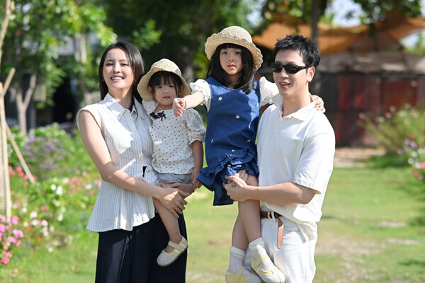 Gia đình Phí Ngọc Hưng - Trương Mỹ Nhân.