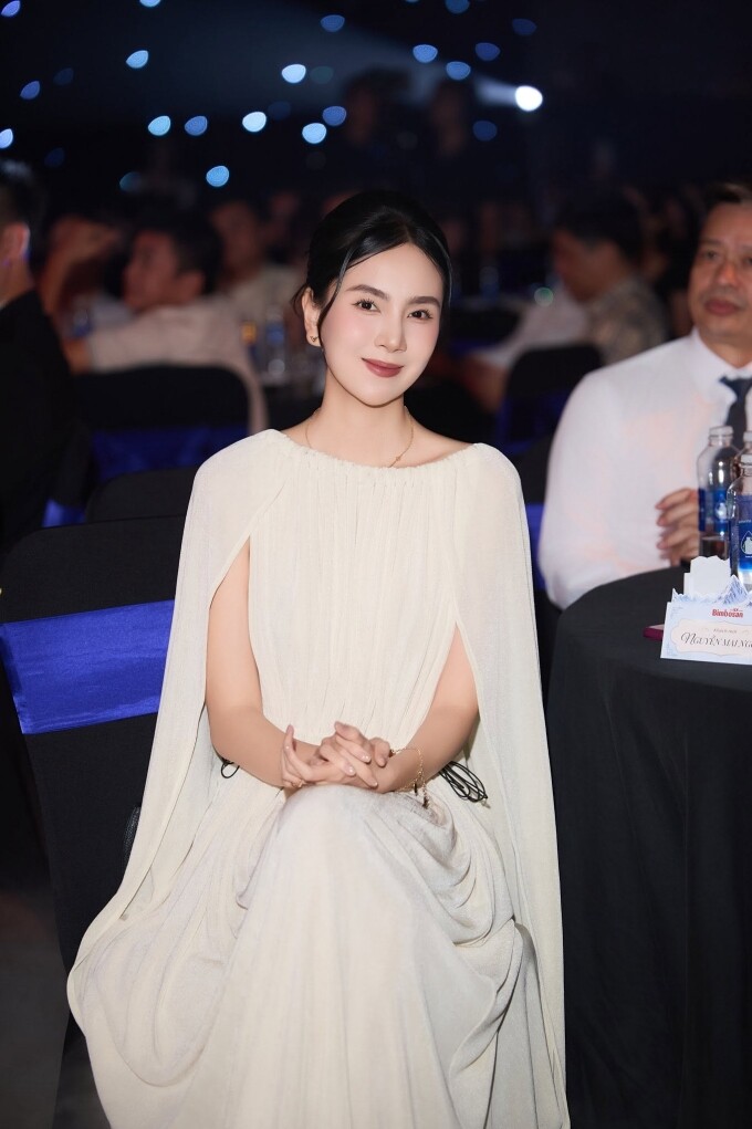 Ảnh sao 13/6: Lê Phương khoe sắc bên chồng con tại đêm tiệc - 9