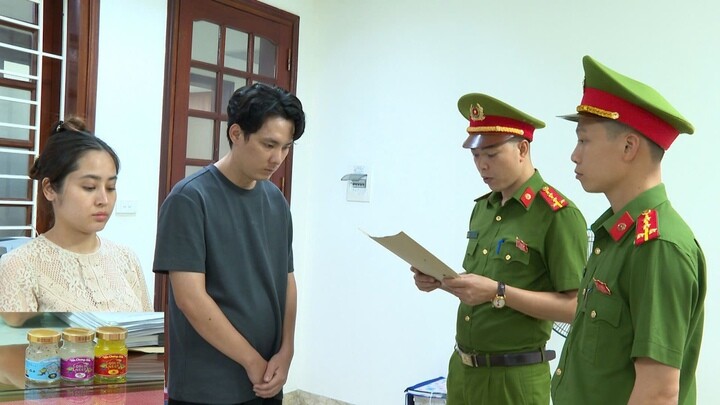 Cơ quan CSĐT Công an tỉnh Thanh Hóa thi hành quyết định khởi tố vụ án, khởi tố bị can Vũ Thuỳ Trang và Trương Thoại Vinh. (Ảnh: Công an Thanh Hoá)