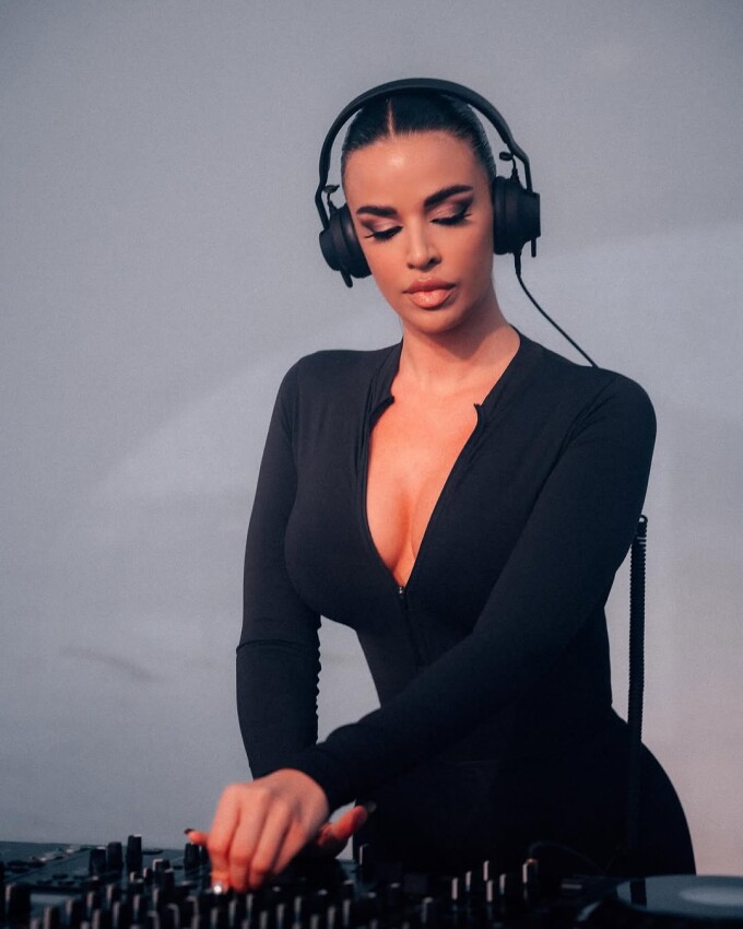 'Fan nữ quyến rũ nhất World Cup' hiện là một DJ. Ảnh: Instagram knolldoll