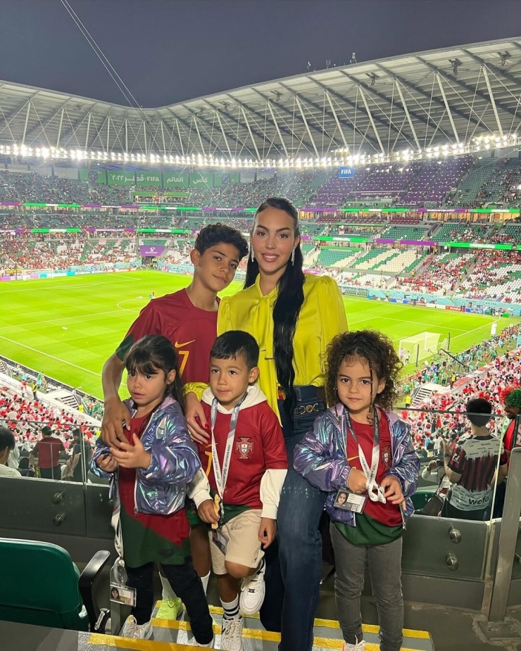 Georgina Rodríguez đại diện cho thế hệ WAGs thời mạng xã hội, nơi sức ảnh hưởng được đo bằng hàng triệu lượt theo dõi và tương tác trực tuyến.