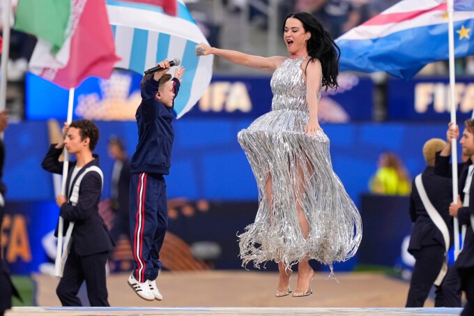 Katy Perry và Tius Luka biểu diễn trong lễ khai mạc trước trận Mỹ gặp Paraguay ở bảng D World Cup 2026 tại Inglewood. Ảnh: AP