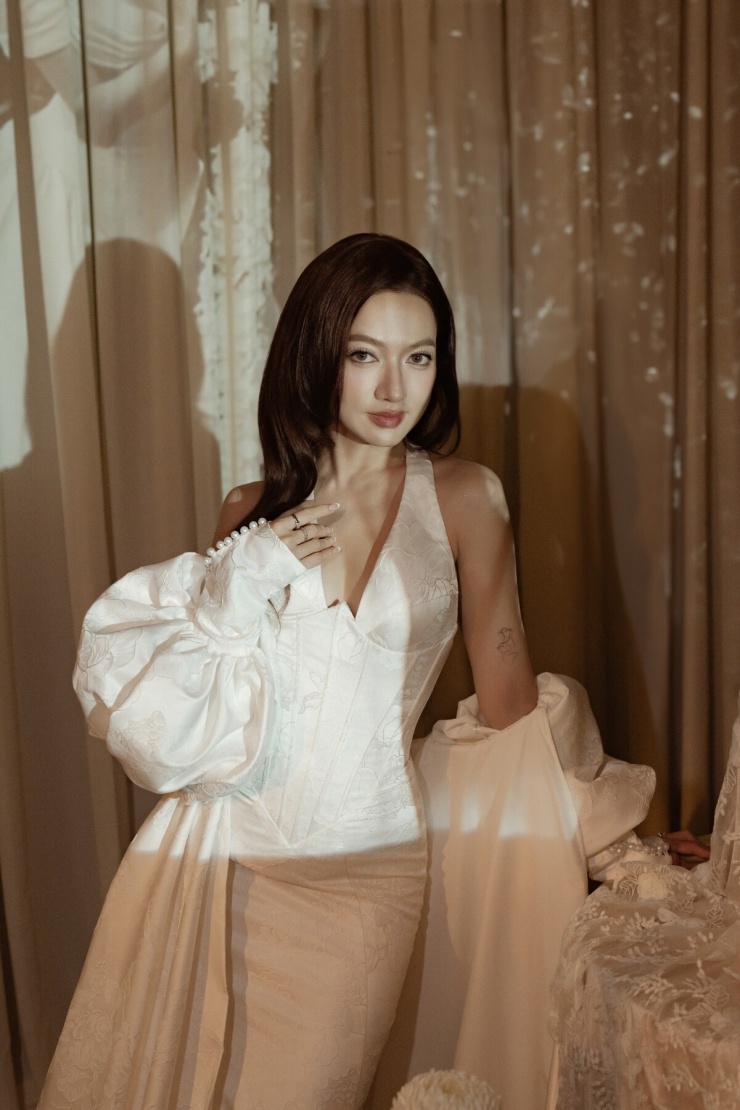 Xuân Nghi cảm ơn dàn "Chị đẹp" trong tiệc độc thân hồi đầu tháng 6.