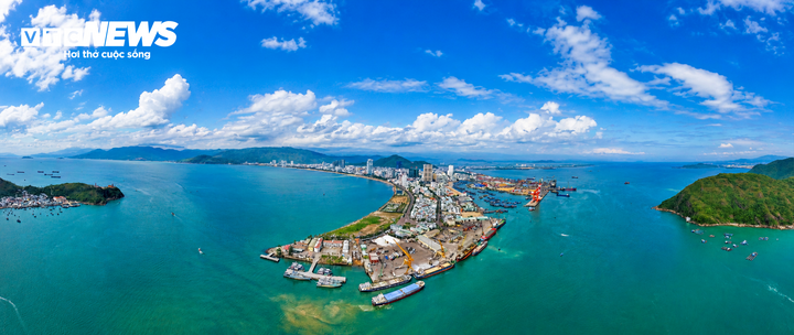Đồng thời là trung tâm thương mại và dịch vụ chất lượng cao; Hệ thống logistics và công nghiệp công nghệ cao gắn liền với cảng biển; Du lịch sinh thái và du lịch biển bền vững.