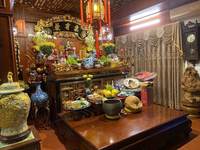 Xoay hướng bàn thờ: Chọn "hướng nhìn" hay "tựa lưng" để đón may và tránh rước họa vào nhà? - 1