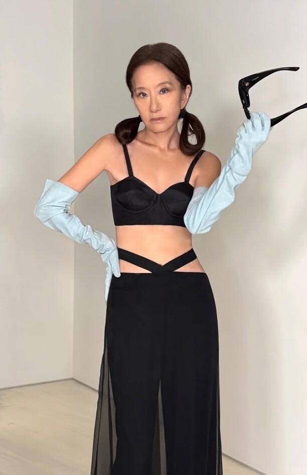 Vera Wang luôn dùng kính râm - một trong những phụ kiện giúp bà trông trẻ trung hơn. Ảnh: Instagram Vera Wang