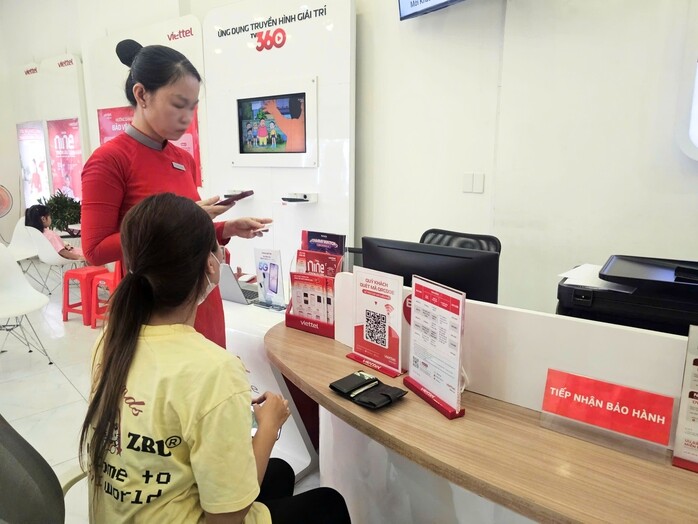 Nhân viên của cửa hàng Viettel tại TPHCM hỗ trợ khách hàng xác thực thuê bao