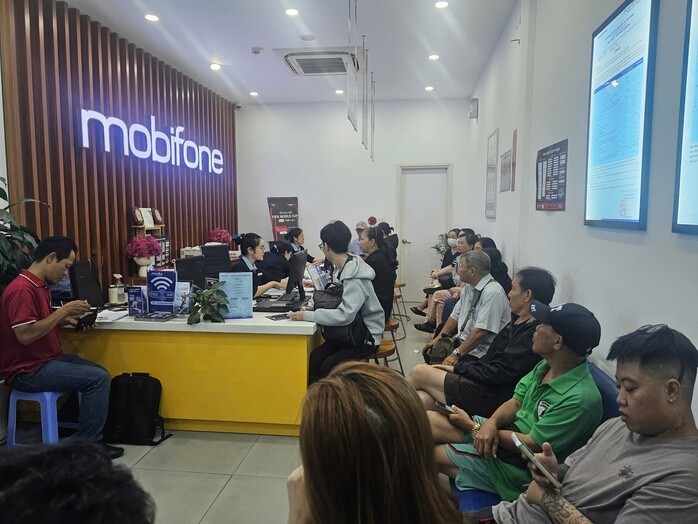 Điểm giao dịch MobiFone kín khách, chủ yếu đến xác thực