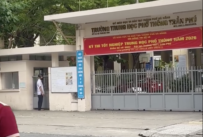 Nam sinh đến muộn và đứng trước cổng trường tại buổi thi môn toán, kỳ thi tốt nghiệp THPT. Ảnh: Uyên Nhã