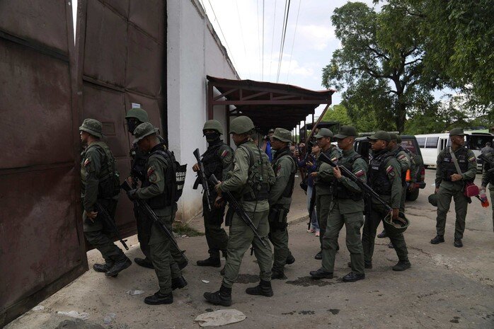 Các binh sĩ đột kích nhà tù Tocoron, nơi hình thành băng đảng Tren de Aragua, tại Venezuela ngày 20-9-2023. Ảnh tư liệu: AP