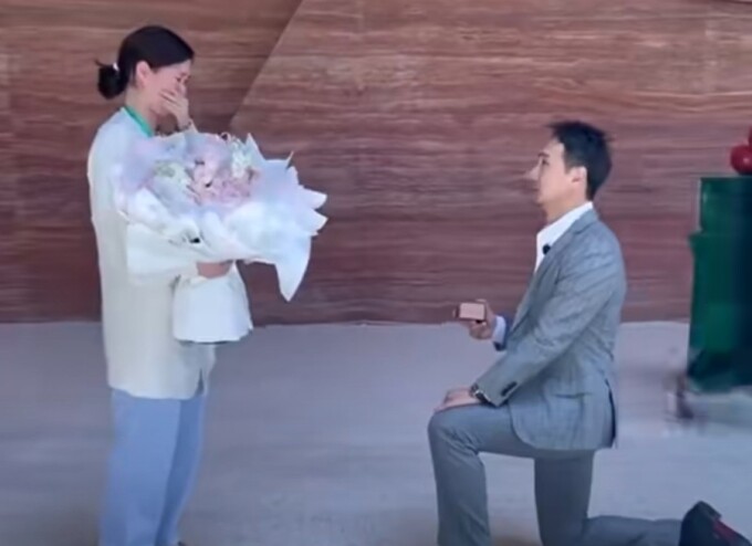 Yu Xiao cầu hôn bác sĩ Yan Shu hôm 30/5 tại Bệnh viện Huyết học ở Bắc Kinh. Ảnh: Tạp chí Hôn nhân và Gia đình