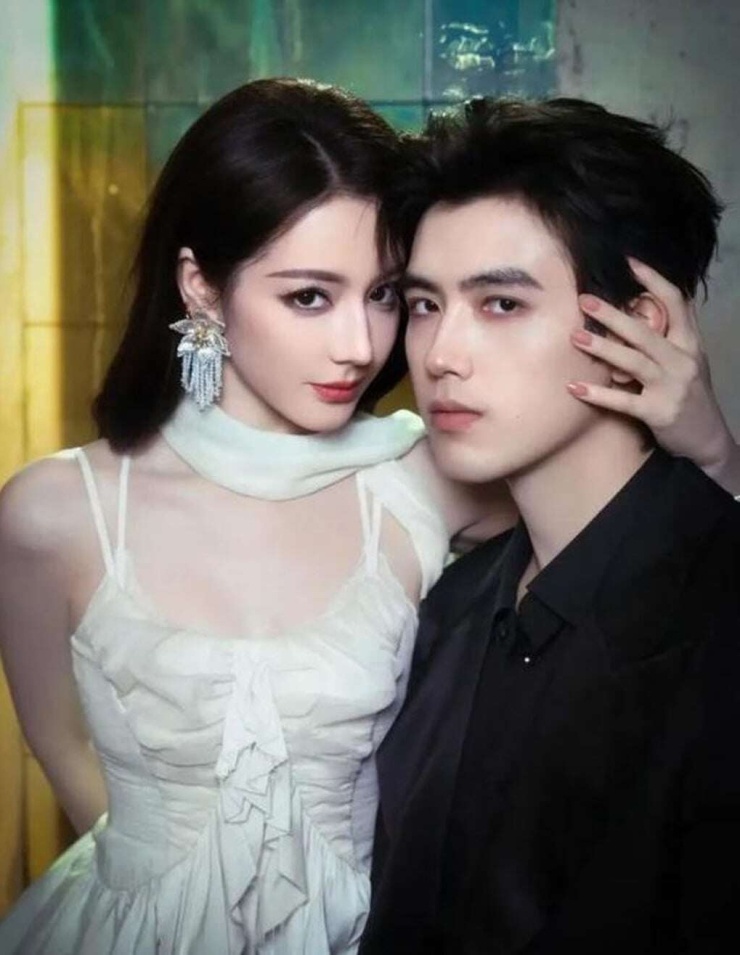 Địch Lệ Nhiệt Ba và Trần Phi Vũ đang vướng nghi vấn tình cảm. Sohu.
