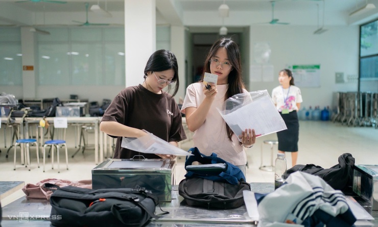 Thí sinh cất đồ đạc cá nhân, cách phòng thi 25m, ở trường THPT Mỹ Đình. Ảnh: Hoàng Giang