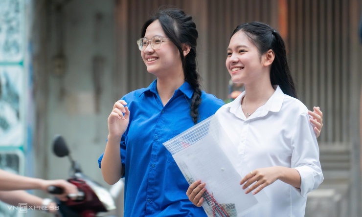 Thí sinh đến thi ở trường THPT Mỹ Đình, Hà Nội, sáng 11/6. Ảnh: Hoàng Giang