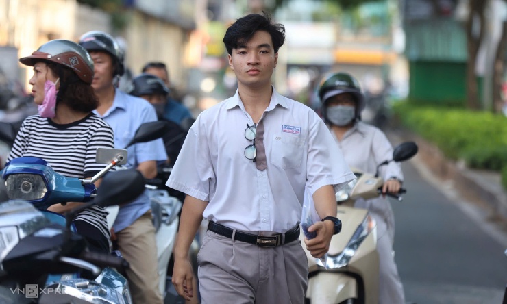 Thí sinh đến điểm thi trường THPT chuyên Lê Hồng Phong, TP HCM, sáng 11/6. Ảnh: Quỳnh Trần