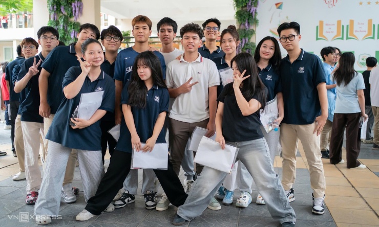 Các em chụp ảnh lưu niệm cùng bạn bè trước khi được gọi vào phòng thi môn Văn. Ảnh: Hoàng Giang