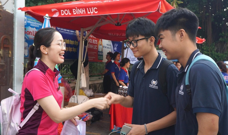 Cô Thụy Anh điểm danh, bắt tay học trò tại trường THPT Gia Định, TP HCM. Ảnh: Lệ Nguyễn