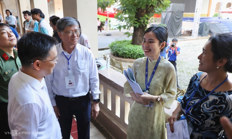 Ông Nguyễn Mạnh Cường, Phó chủ tịch UBND TP HCM và ông Nguyễn Văn Hiếu, Giám đốc Sở Giáo dục và Đào tạo động viên thầy cô, thí sinh ở điểm thi THPT chuyên Lê Hồng Phong. Ảnh: Quỳnh Trần